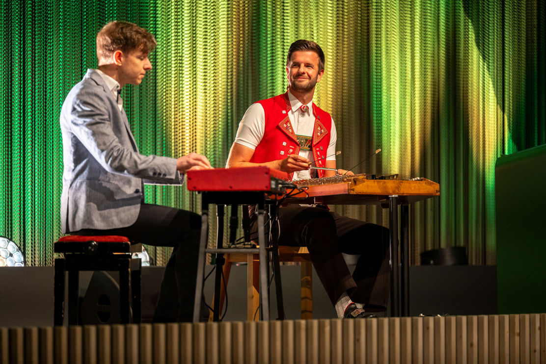 Elias Bernet (links) am Piano und Nicolas Senn am Hackbrett umrahmen den Anlass musikalisch.