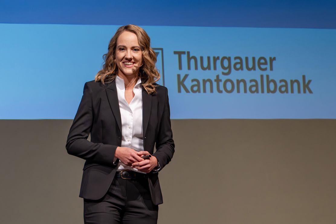 Francesca Keller steht auf der Bühne vor dem TKB-Logo.