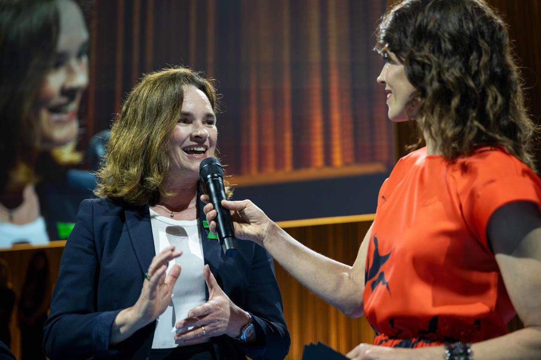 Moderatorin Mona Vetsch befragt Kristiane Vietze, Nationalrätin und Präsidentin der IHK Thurgau.