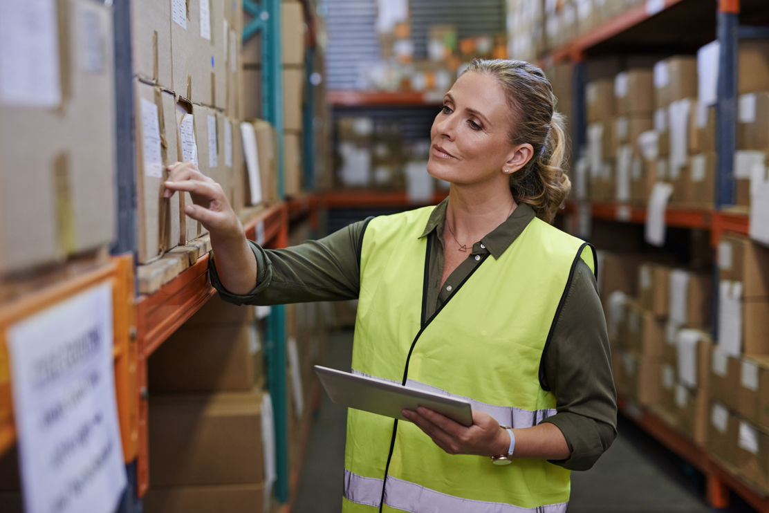 TKB-Firmenkundenumfrage 2025 Themenbild, Frau im Materiallager