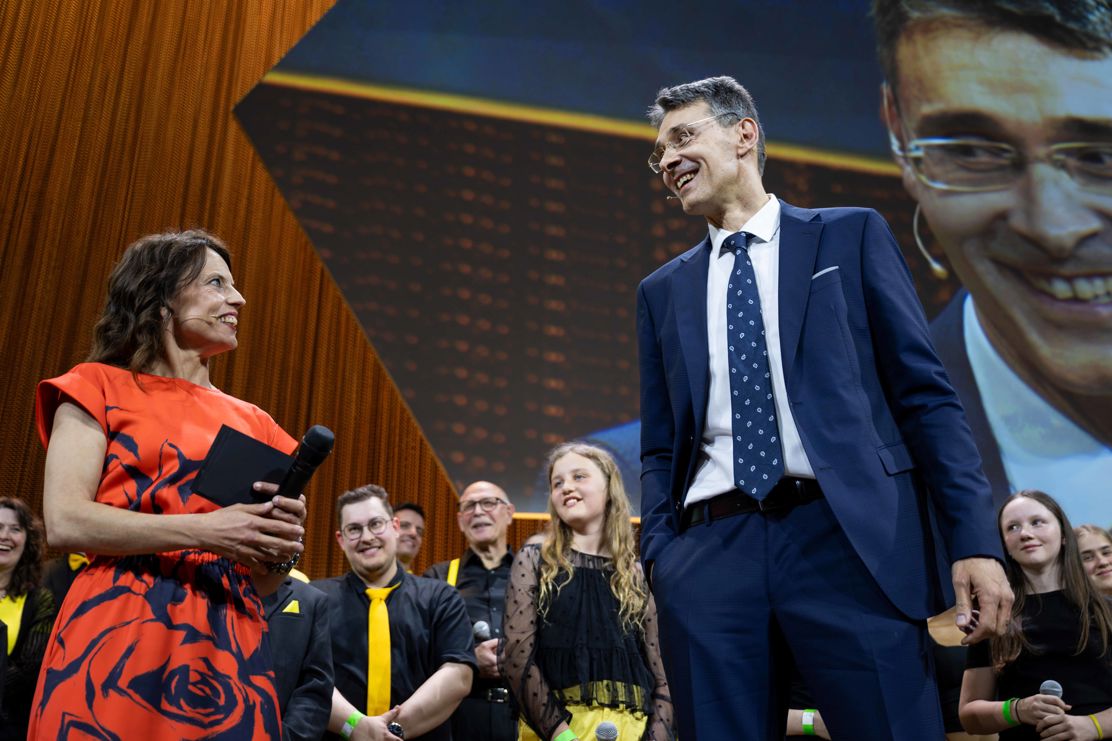 Moderatorin Mona Vetsch befragt den Bankpräsidenten Roman Brunner.