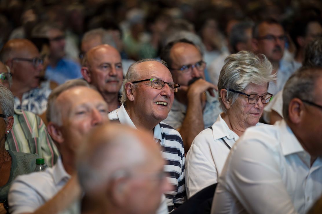 Die Gäste erleben eine stimmungsvolle und informative Partizipanten-Versammlung.