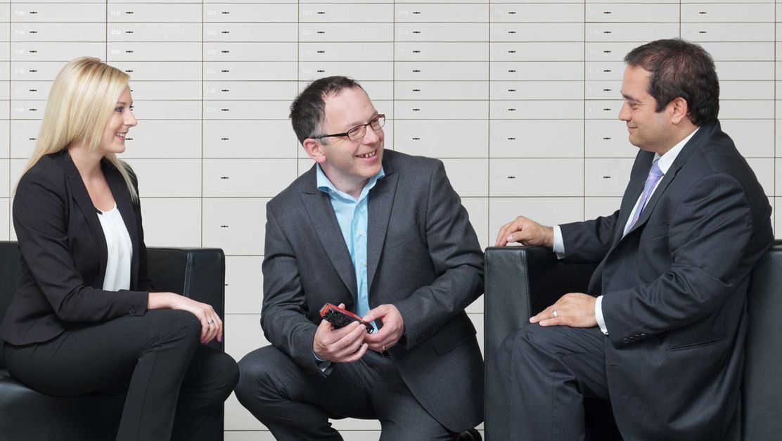 Drei TKB-Mitarbeitende unterhalten sich.