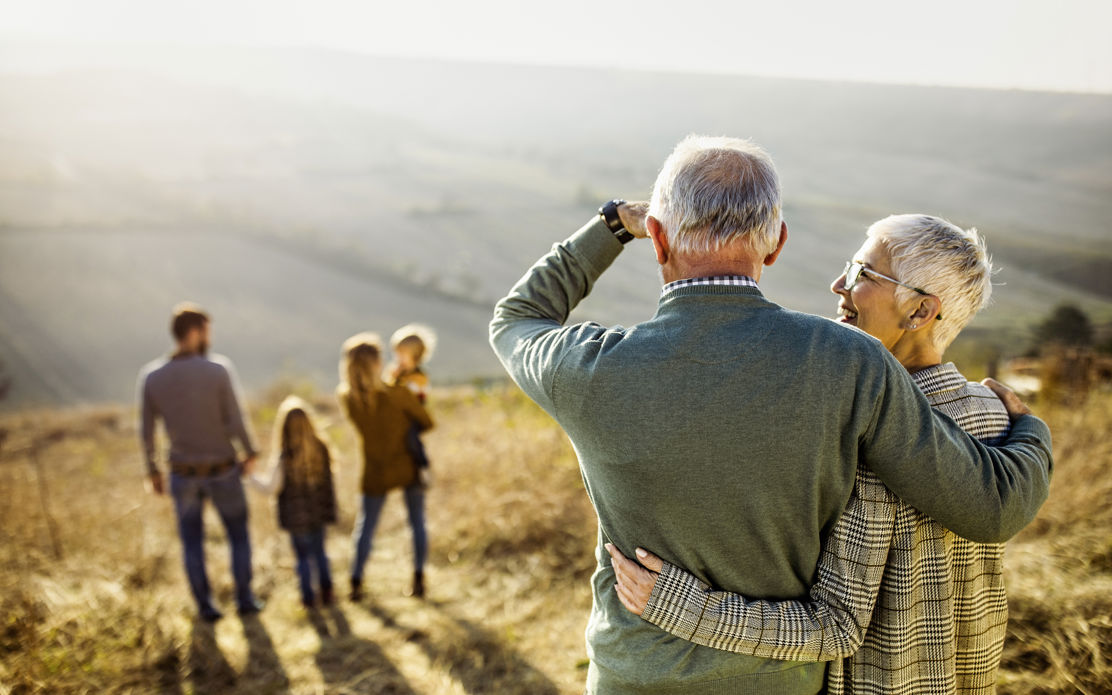Macht eine Erbausschlagung der eigenen Eltern Sinn, wenn die finanzielle Situation unklar ist? Am besten ist es mit der ganzen Familie offen über die Erbsituation zu sprechen.