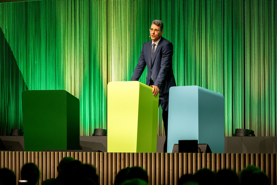 Bankpräsident Roman Brunner begrüsst die Gäste zur zehnten Partizipanten-Versammlung, die erstmals in der Festhalle Rüegerholz in Frauenfeld stattfindet.