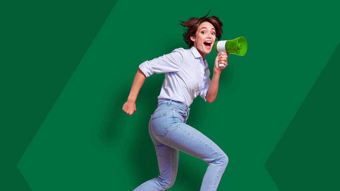 Junge Frau hält ein Megaphone in der Hand, steht vor TKB grünem Hintergrund und spricht Klartext Finanzen.