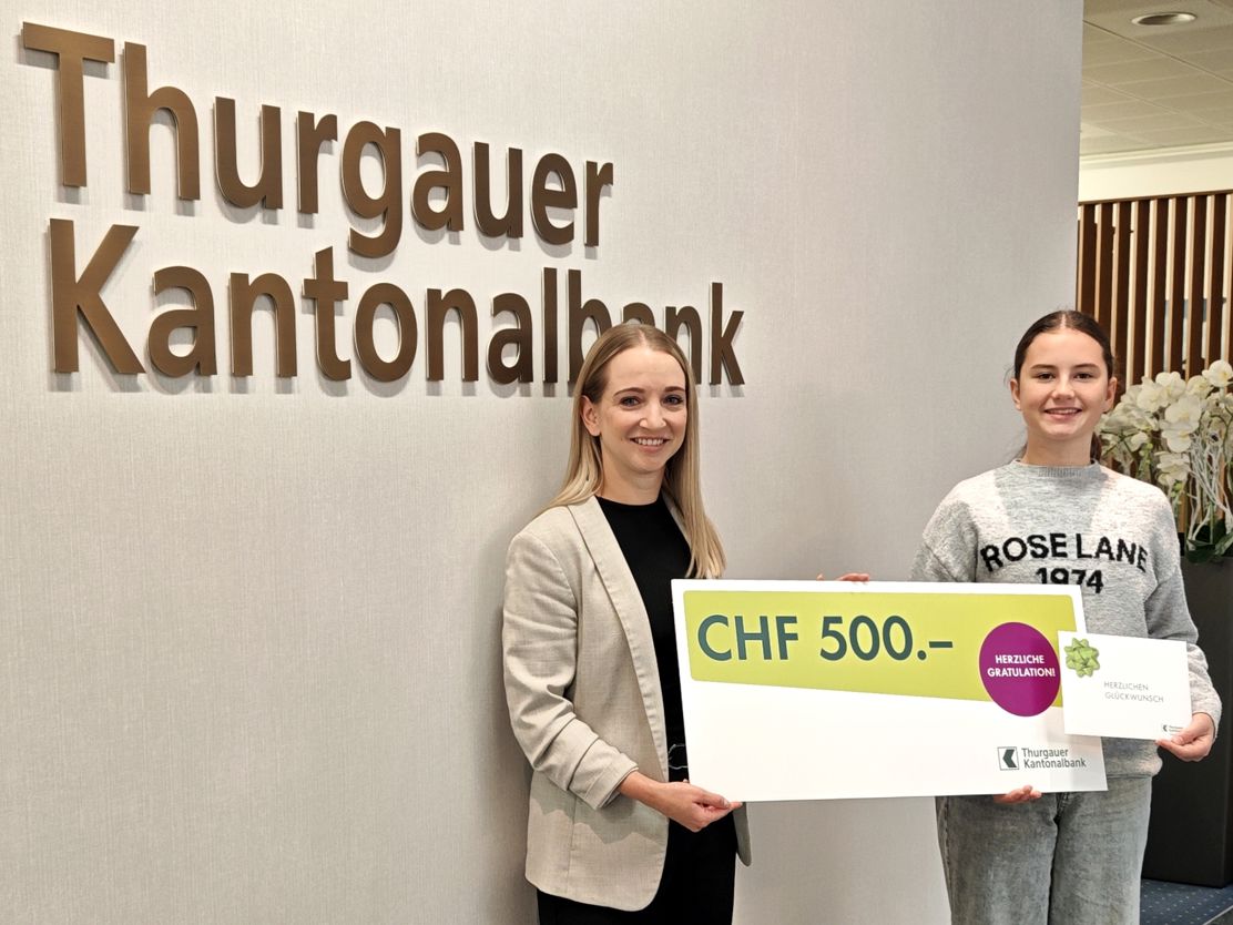 Rahel Pfenniger (links) übergibt den Gutschein über 500 Franken an Louisa Haltner (rechts)