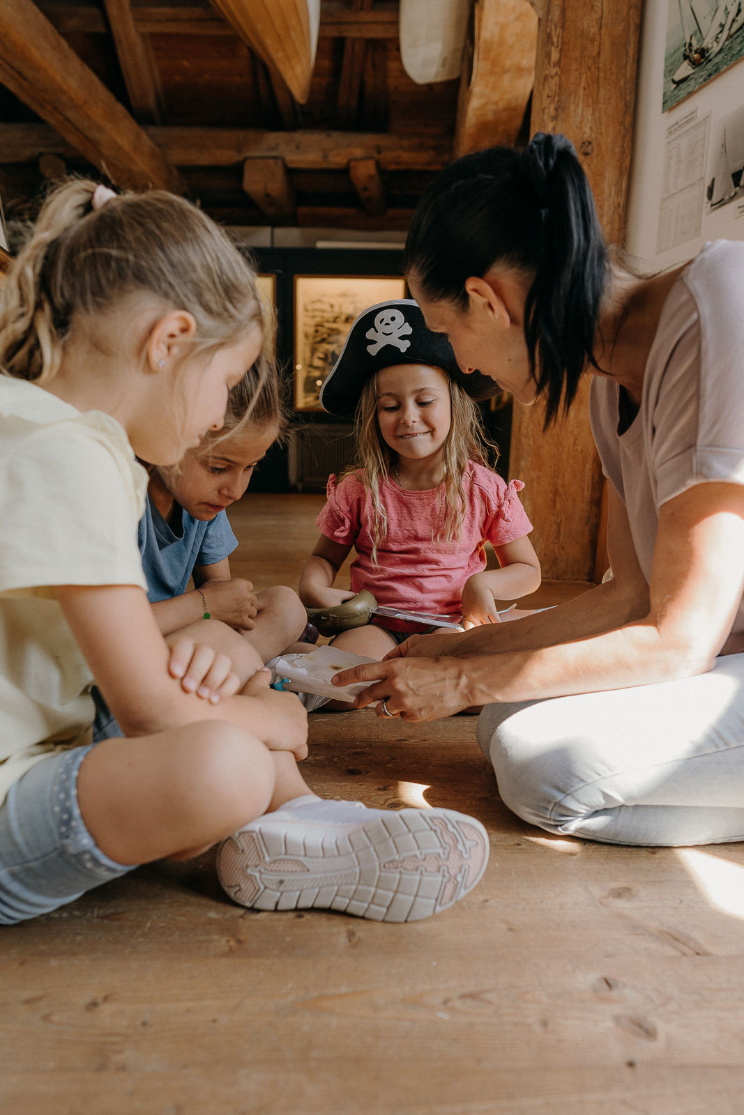 Kleine Kinder als Piraten verkleidet erlernen  bei verschiedenen Ausflugszielen die Fähigkeiten der grossen Piraten. 