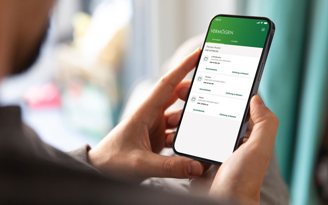 Unterwegs kurz den Kontostand checken, eine Überweisung tätigen oder eine Zahlung ausführen – alles möglich mit der OLIVIA Mobile Banking App.
