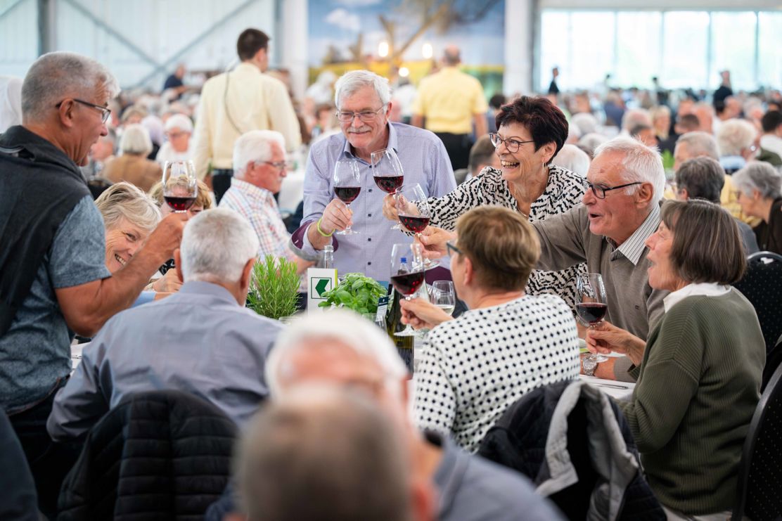 Gute Stimmung herrscht im Zelt, wo den Gästen ein Abendessen serviert wird.