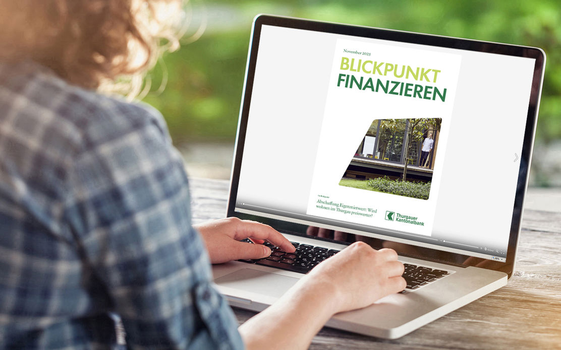 Junge Frau schaut sich den Blickpunkt Finanzieren November 2025 an und erkundigt sich über den Thurgauer Immobilienmarkt.