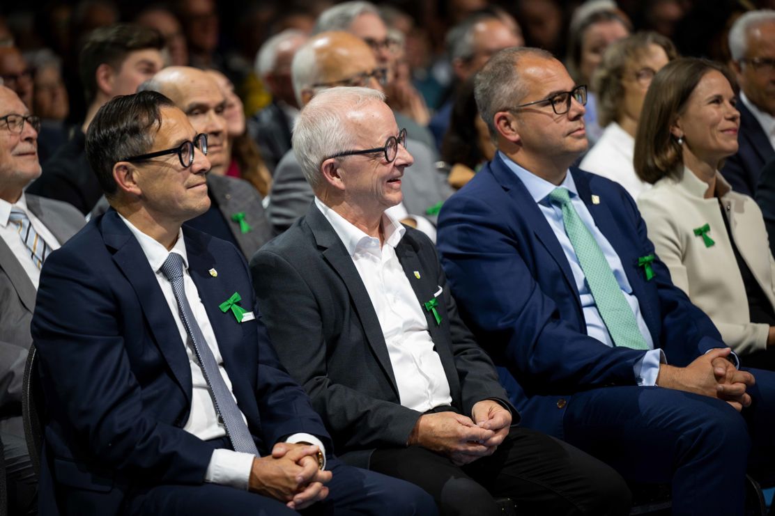René Walther, Peter Bühler, Urs Martin und Denise Neuweiler (von links) verfolgen die Ausführungen auf der Bühne.
