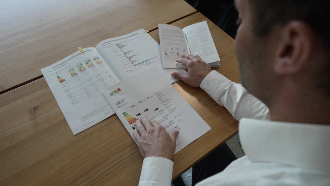 Mit dem Sanierungskompass behalten Sie den Überblick. Schritt für Schritt führt er Sie durch den gesamten Prozess Ihrer Sanierung. Sie erfahren, welche Grundlagen wichtig sind, welche Tools und Rechner Sie unterstützen und welche Beratungsangebote im Kanton Thurgau zu Ihrem Vorhaben passen.