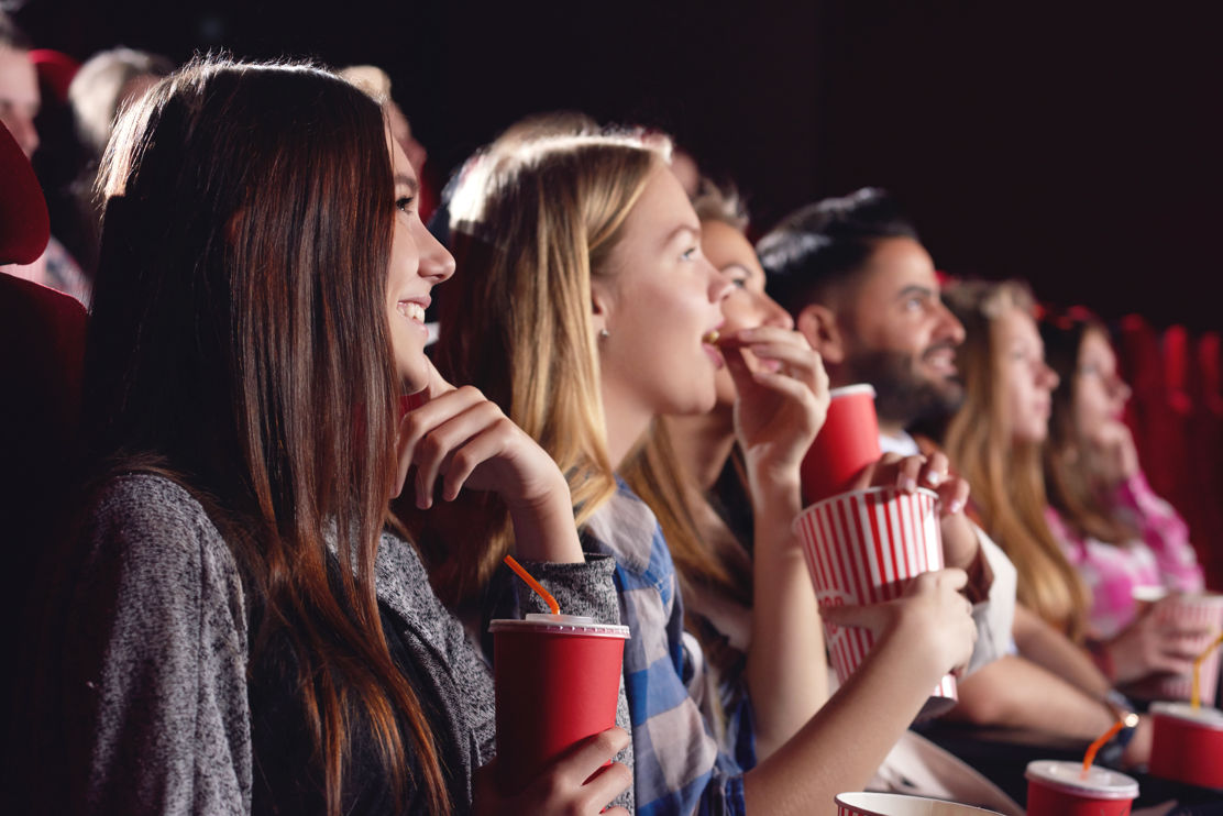 Jugendliche amüsieren sich dank ihrem Jugendkonto kostenlos im Kino.