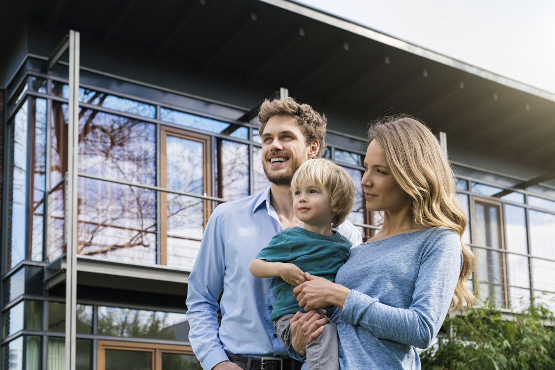 Familie schaut sich Eigenheim an für die Immobilienbewertung und anschliessende Finanzierung.