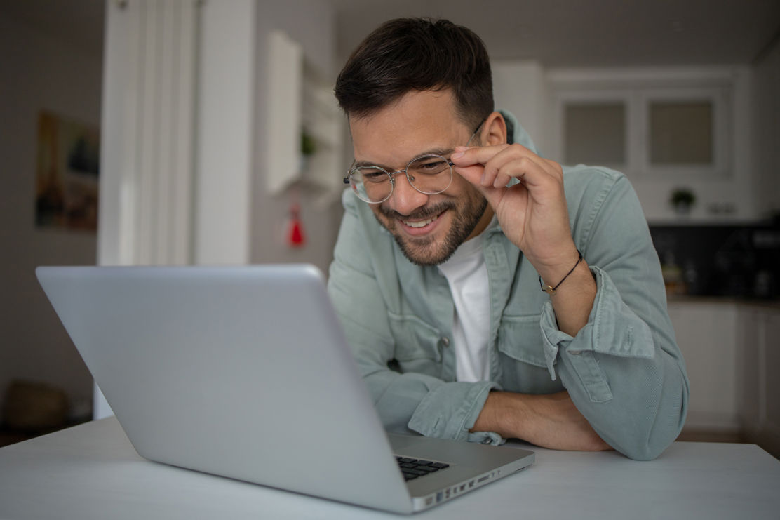 Mann testet am Laptop sein Wissen rund um das Thema Steuererklärung Thurgau 2022 und weiss nun, welche Abzüge er machen darf.