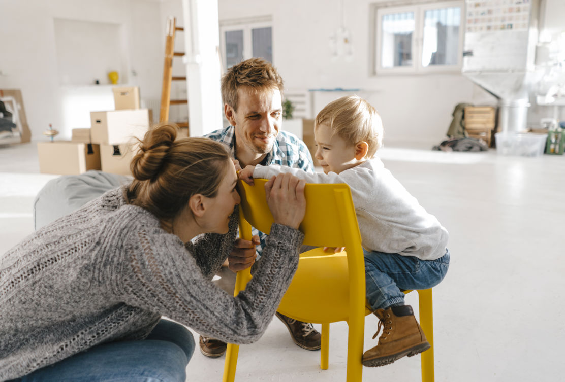 Eine junge Familie mit Kind in ihrem Einfamilienhaus im Thurgau frisch eingezogen.