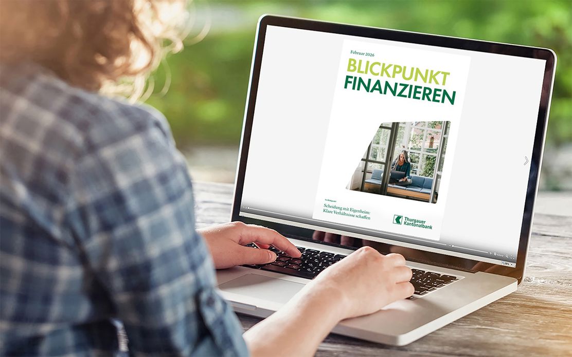 Eine Frau liest die aktuelle Ausgabe des Blickpunkt Finanzieren zum Thema Haus bei einer Scheidung.