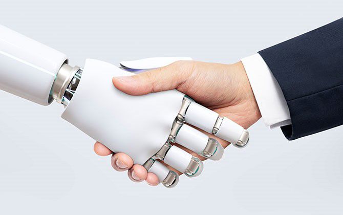 KI und Arbeitsmarkt: Mensch und Roboter Handschlag Zukunft Zusammenarbeit