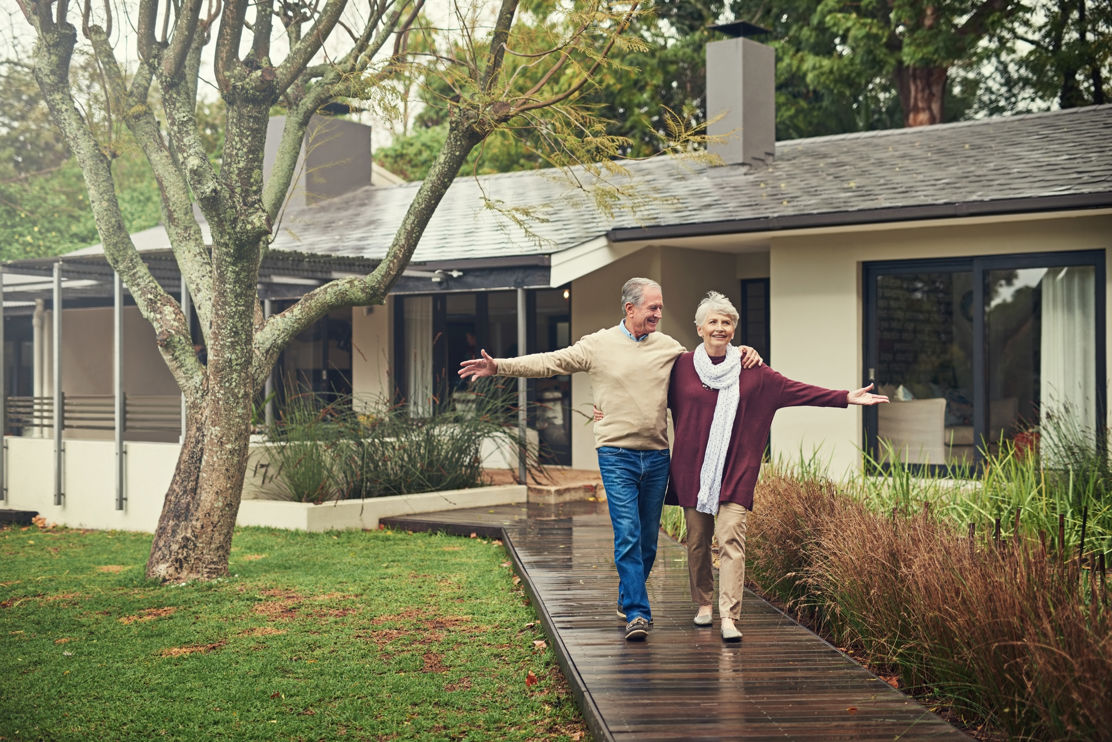 Ehepaar, welches dank der Umkehrhypothek sorgenfrei im Eigenheim im Ruhestand lebt.