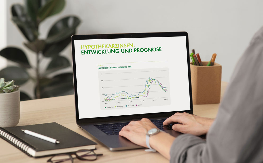 Eine Frau sieht sich auf ihrem Notebook die Zinsentwicklung auf der Thurgauer Kantonalbank Webseite an.