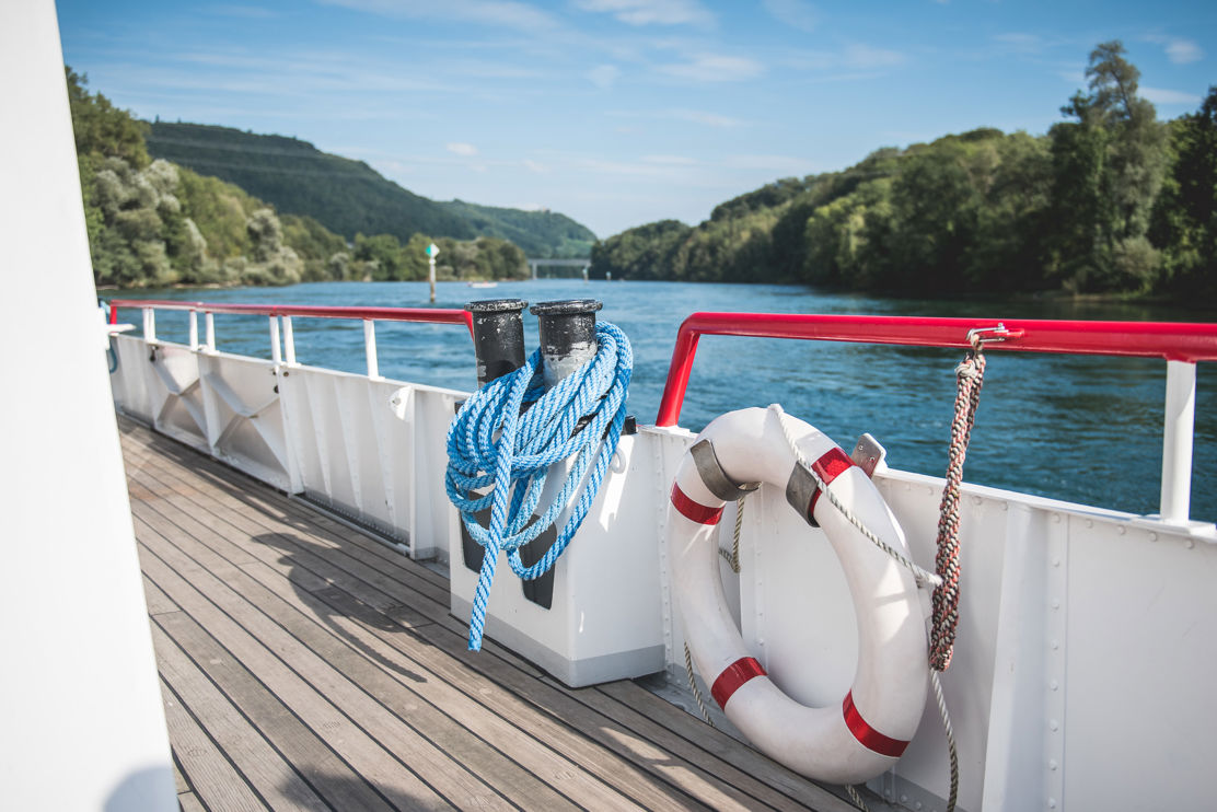 Schiffdeck mit Rettungsring und Bodensee im Hintergrund