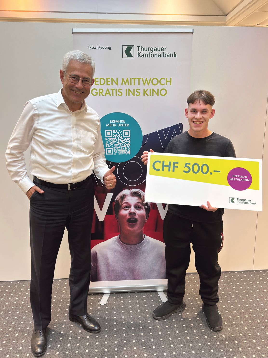 Hans-Jörg Schoop und der Gewinner Benito Niederer mit dem Gutschein in der Hand.