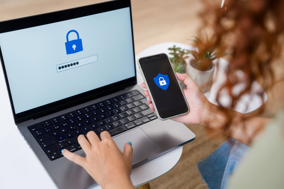 Junge Frau hat für LSV eine Alternative und bezahlt ihre Rechnungen digital mit eBill via Mobile.