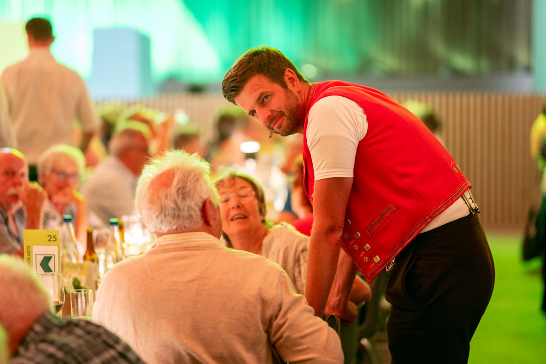 Auch Nicolas Senn begrüsst nach der Versammlung einige Gäste im Saal.