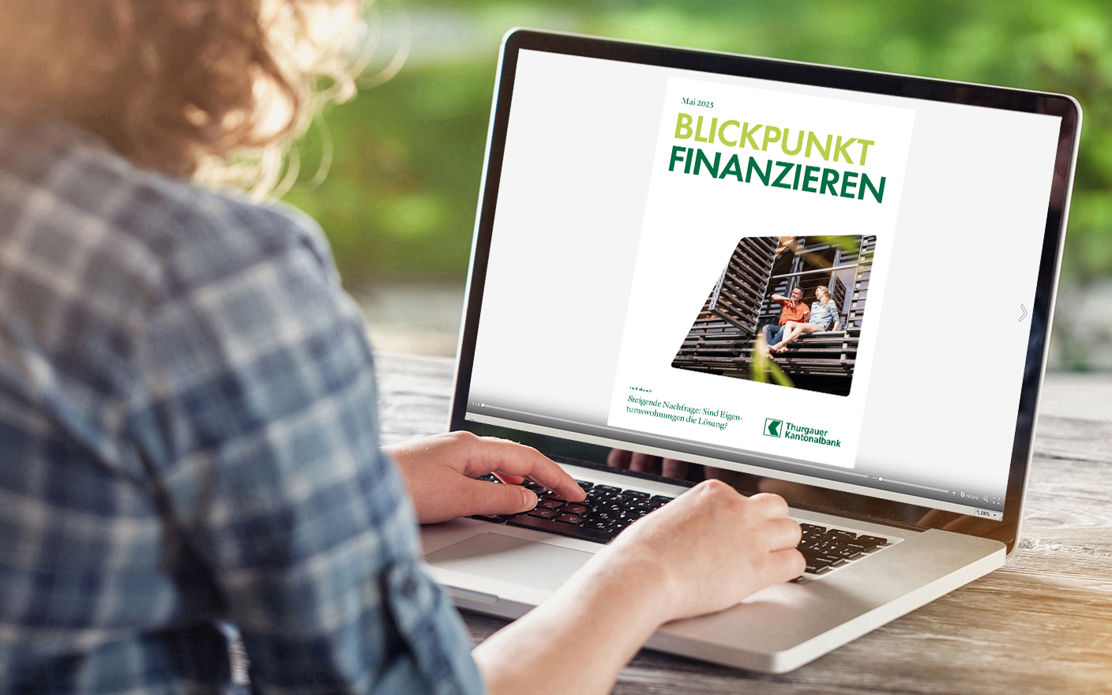 Frau sucht im Internet Informationen rund um Wohneigentum und Immobilien.