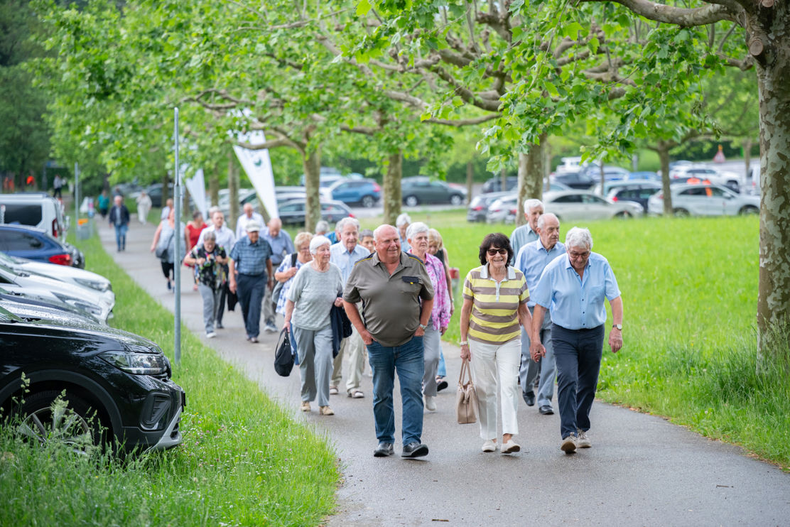 Die Gäste treffen vor der Rüegerholzhalle ein.