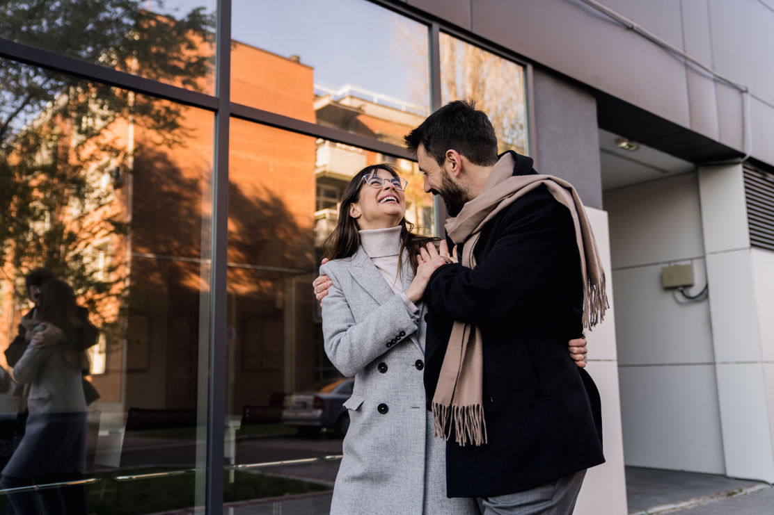 Ein Ehepaar mit gleich hohem Einkommen ist glücklich über die Individualbesteuerung, weil Sie so in der Schweiz Steuern sparen.