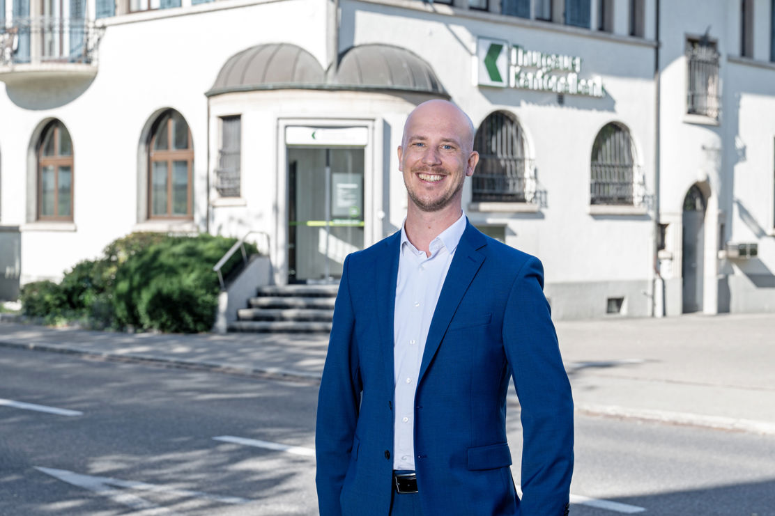 Porträt von Matthias Münch. Im Hintergrund ist die Geschäftsstelle Steckborn zu sehen.