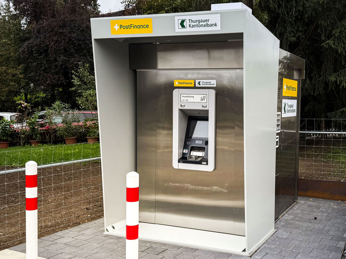 Frontansicht des Geldautomaten in Güttingen mit den Logos von PostFinance und TKB.