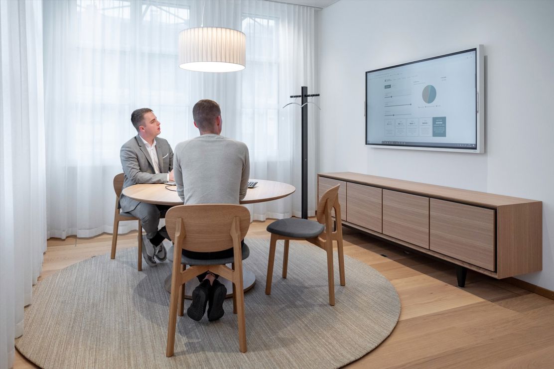 Innenansicht Sitzungszimmer TKB Müllheim mit zwei Personen.