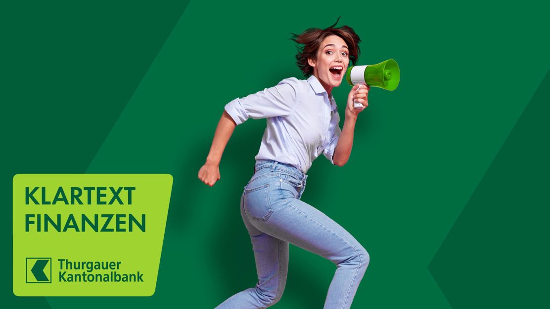 Junge Frau hält ein Megaphone in der Hand, steht vor TKB Hintergrund und spricht Klartext Finanzen.