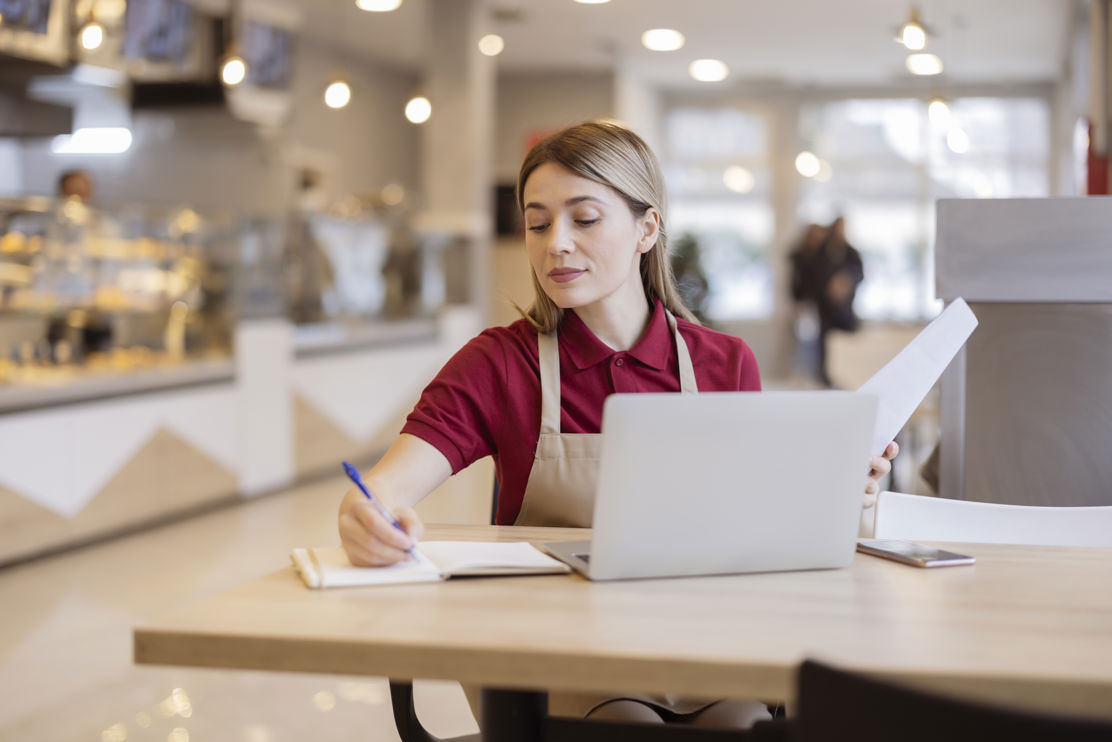 TKB-Firmenkundenumfrage 2025, Themenbild, Frau am Laptop