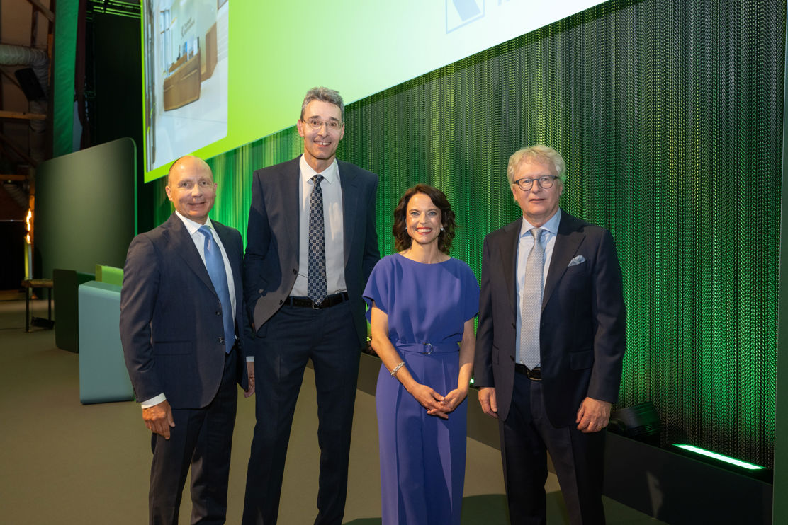 (v.l.) Thomas Koller, Vorsitzender der TKB-Geschäftsleitung, Bankpräsident Roman Brunner und Daniel Kummer, Mitglied der Geschäftsleitung, mit der Schweizer Fernseh- und Radiomoderatorin Mona Vetsch.